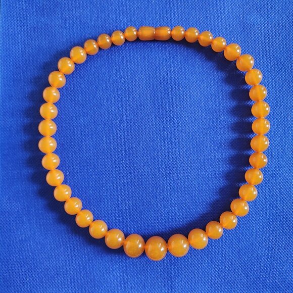 1990-S? VINTAGE PRESSED BALTIC HONEY AMBER GRADUATED BEADS  NECKLACE. - Picture 2 of 4